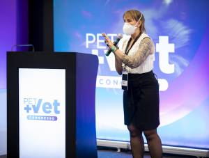 https://www.petvetexpo.com.br/source/files/c/15979/PET_congresso_jhummel_20211130_0005-370458_300-227-71-0.jpg